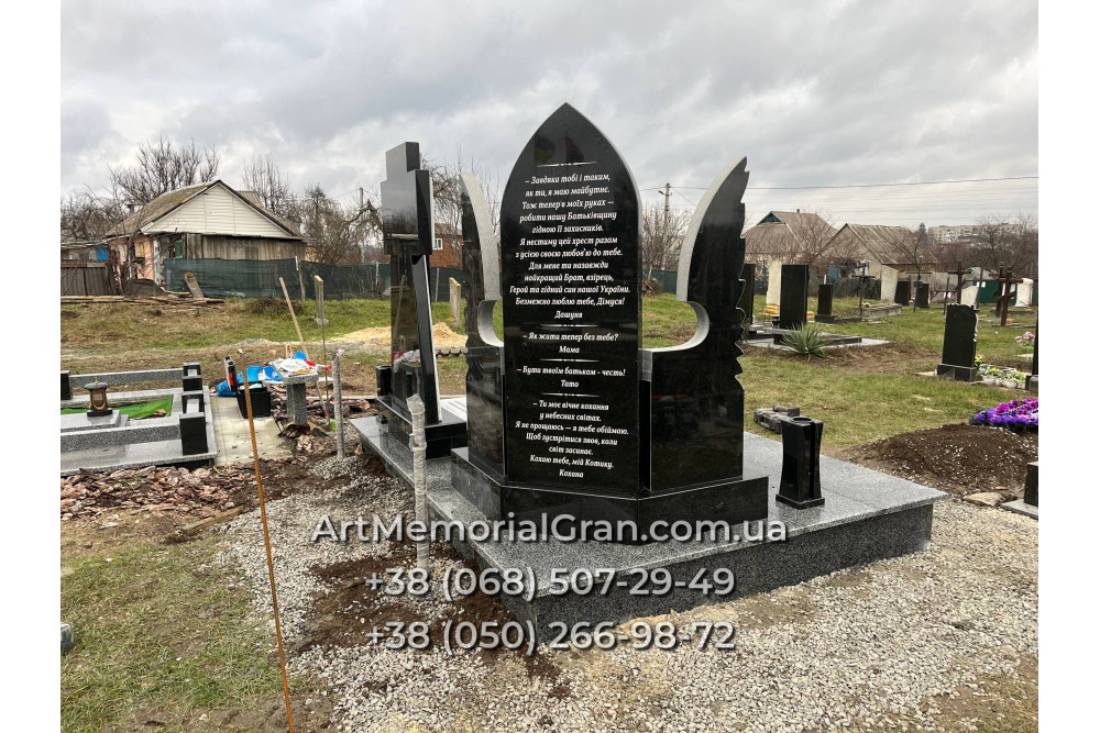 Пам'ятник військовому з крилами та хрестом 00889